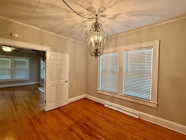 Building Photo - Three bedroom, 1 bath house in Burlington