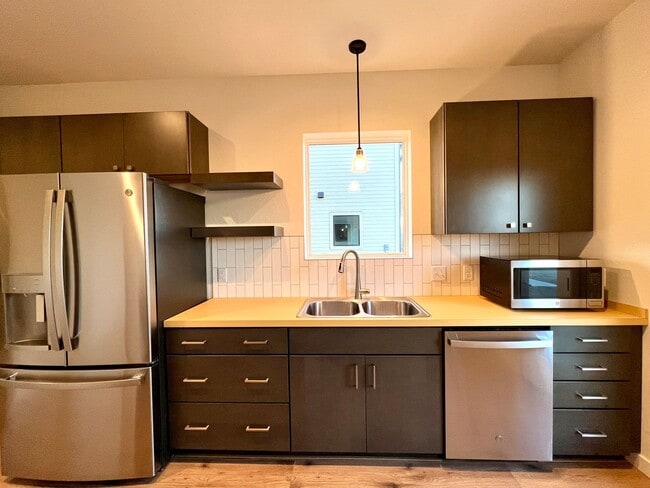 Building Photo - New, Pet Friendly, 2 bed 2 bath Townhouses!