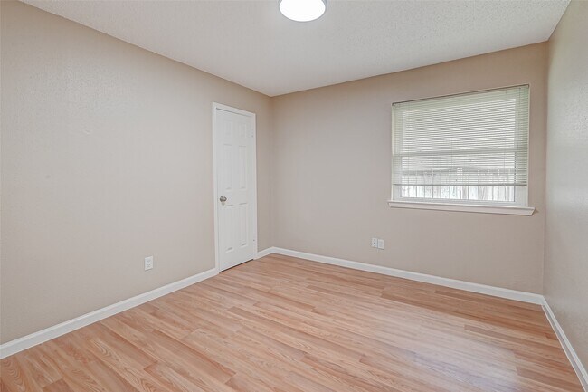 Building Photo - 2302 Brook View Ln
