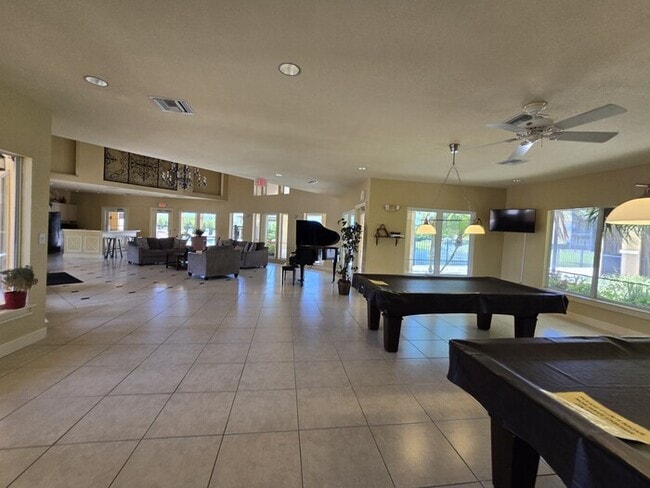 Building Photo - 1 Bed 1 Bath Condo For Rent in Tampa $1499