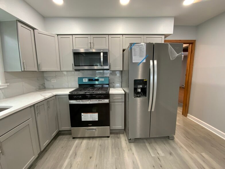 KITCHEN - 2228 W 71st St