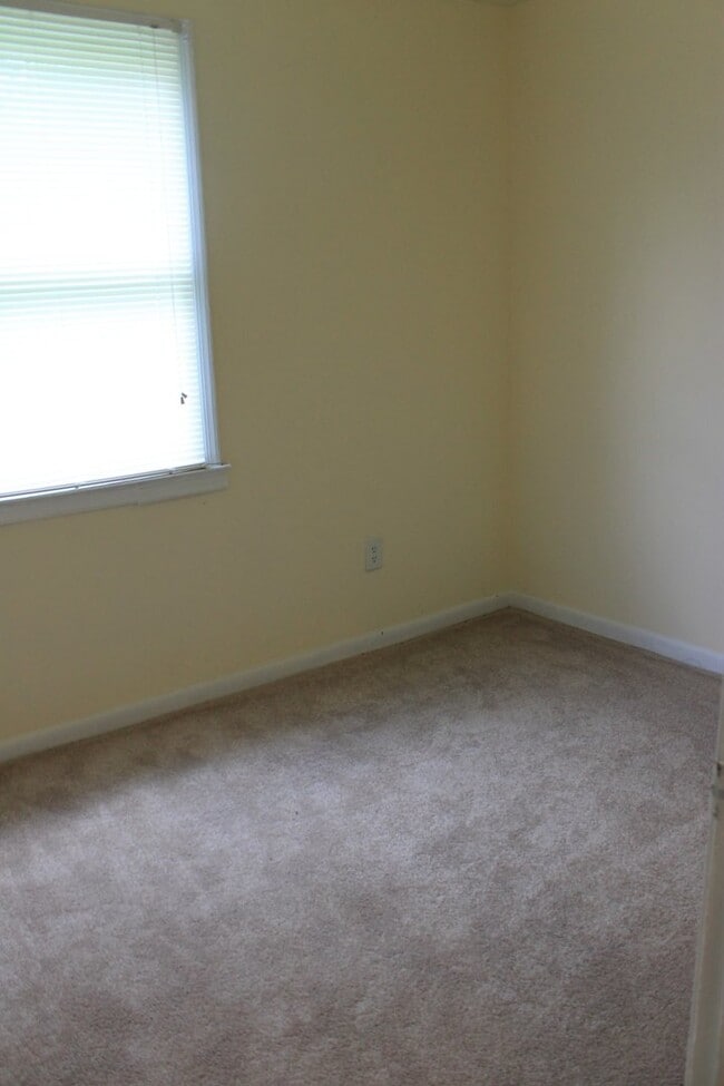Building Photo - Updated 3 Bed and 1 Bath