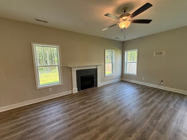 Building Photo - Stunning 4 Bed, 2.5 Bath Home in Cameron
