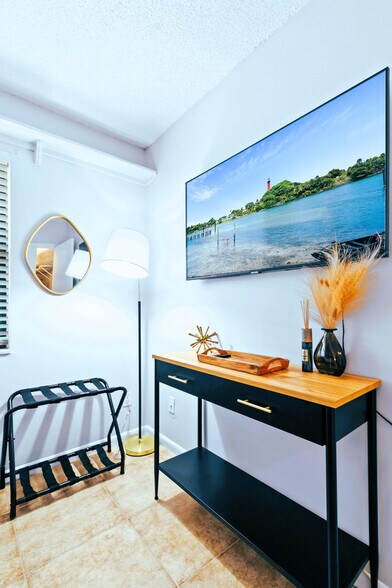 Building Photo - 9130 E Highland Pines Blvd