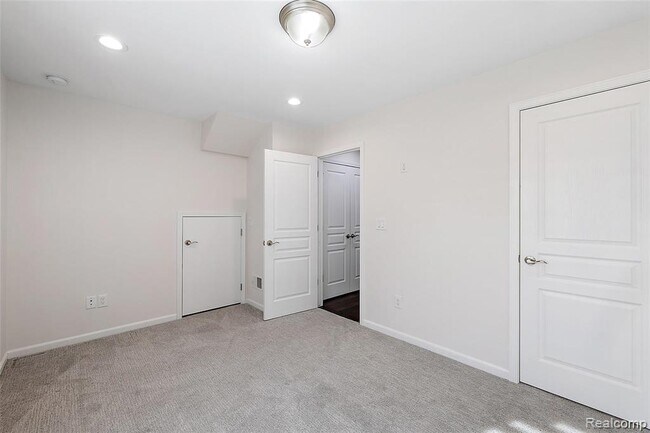 Building Photo - 2884 Glenbar Cir