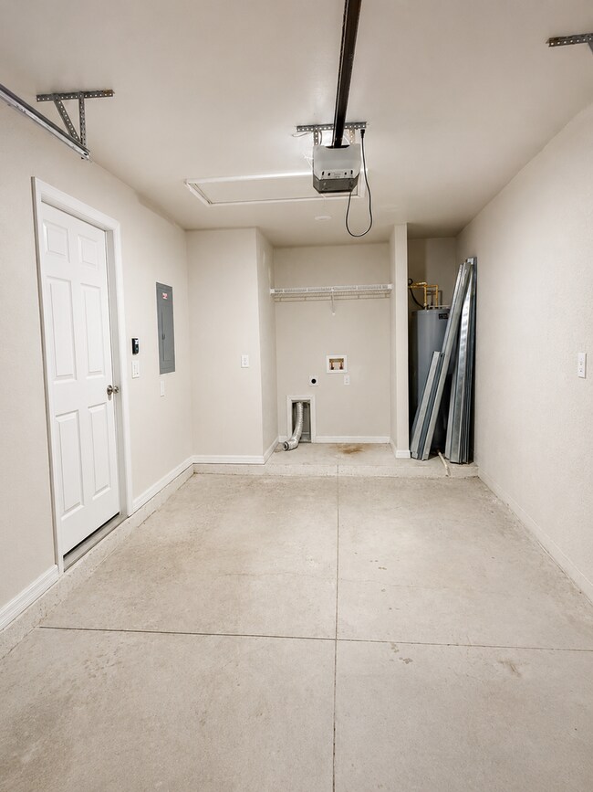 Building Photo - Modern Duplex Available Now
