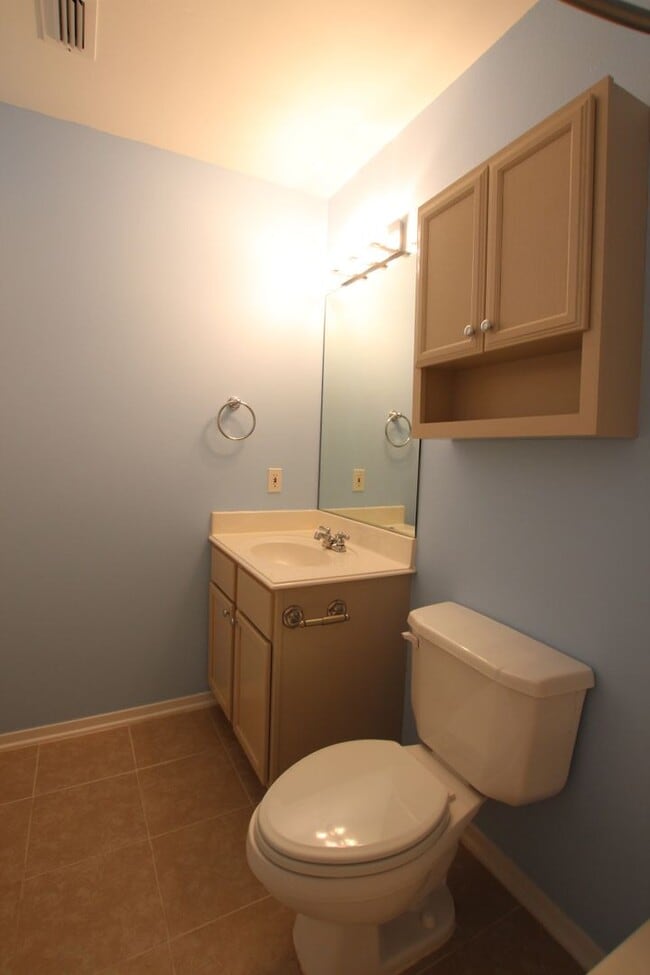 Building Photo - 408 Redbud Cir