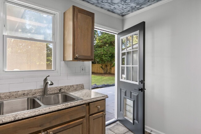 Building Photo - 3 bed 1 bath ranch with large storage/workshop building