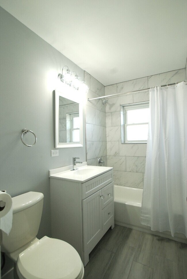 Building Photo - 2246 S 17th Ave