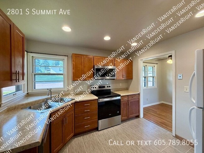 Building Photo - 2801 S Summit Ave