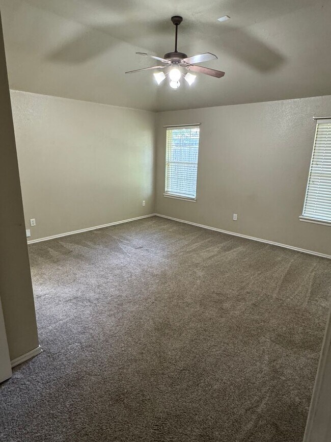 Building Photo - 3 bedroom 2 bath home close to campus