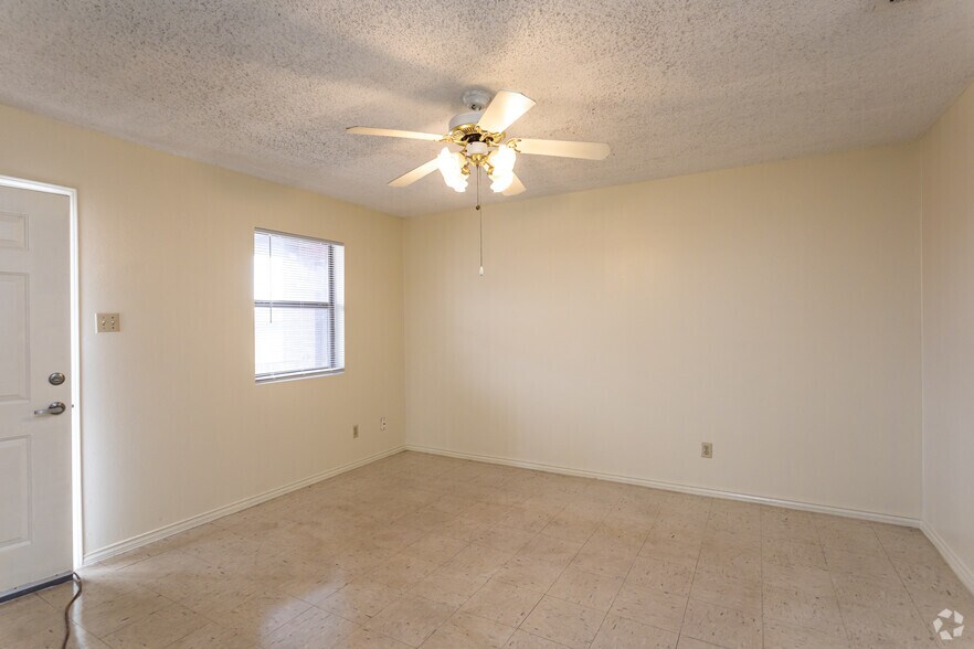 2BR, 1BA - 701SF - Gallagher Gardens