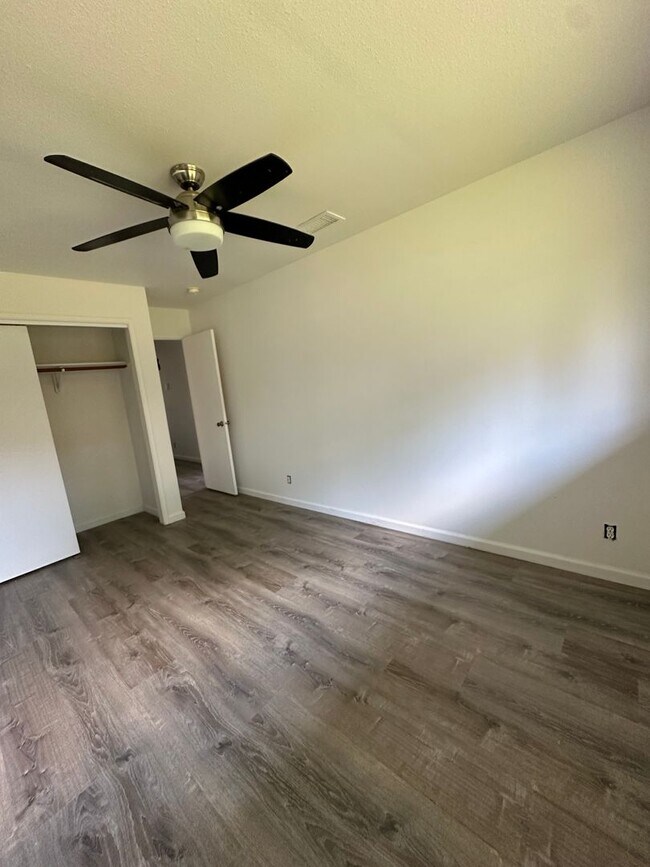 Building Photo - Charming 3-bedroom ,2-bathroom & Fully Fenced