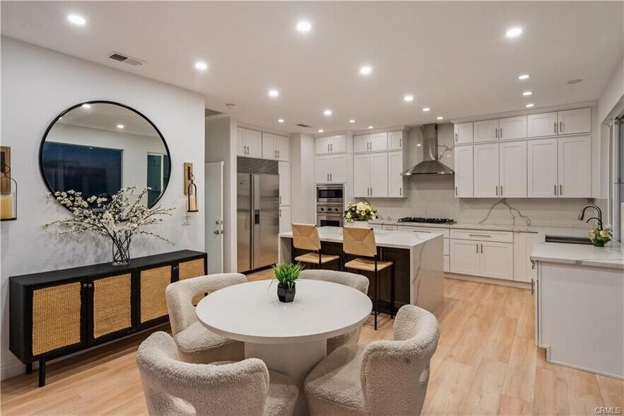 Building Photo - 2019 Sunset Plaza Dr