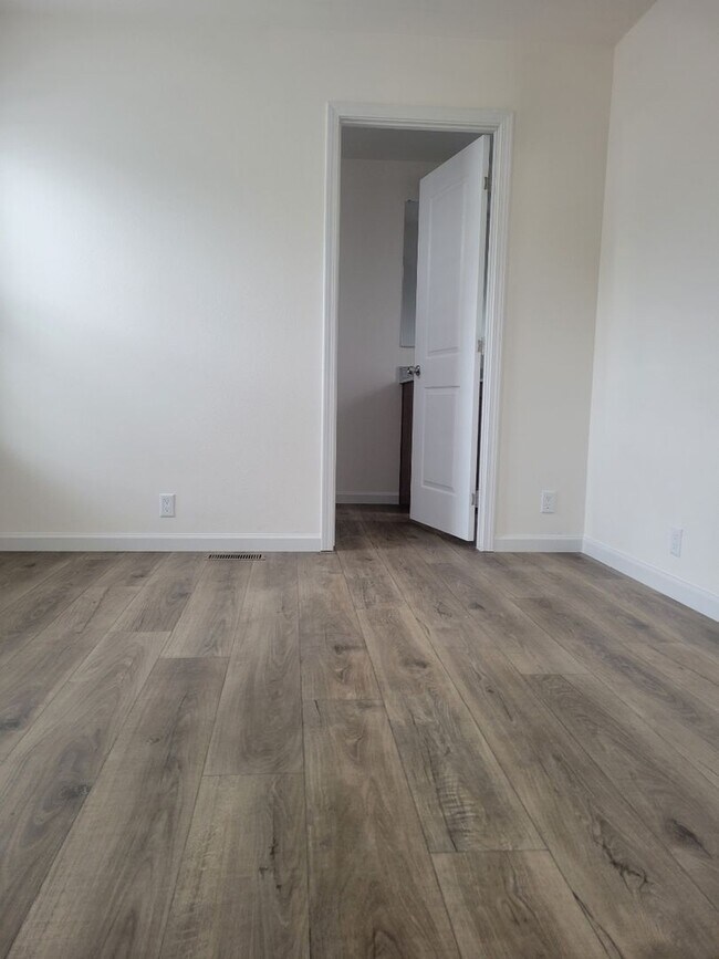 Building Photo - Available soon! 2 bed/2 bath Close to Downtown Lodi