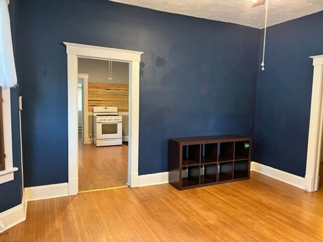 Building Photo - Charming Single Family Home with detached ...