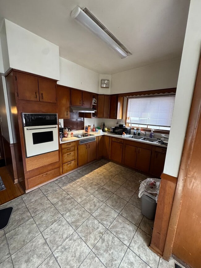 Building Photo - 2945 N Oakland Ave