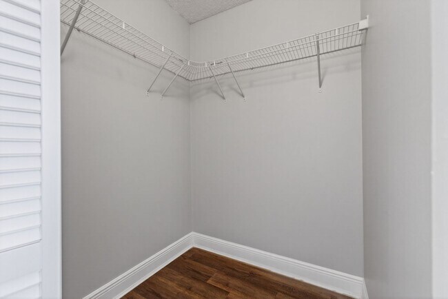 Building Photo - ONE BEDROOM ONE BATHROOM WITH LAKE VIEW!!!