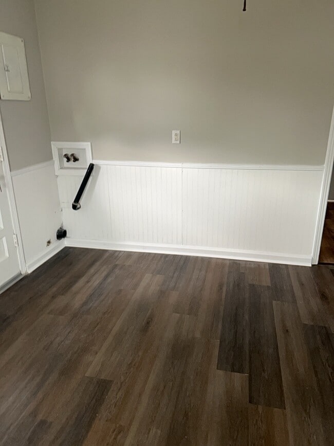 Building Photo - 300 E Parkview Dr