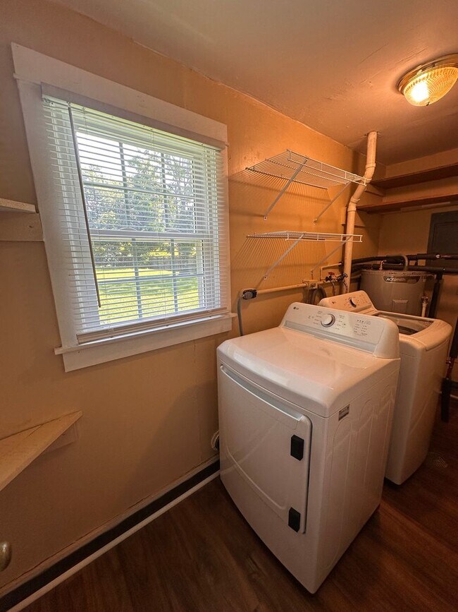 Building Photo - Charming Prospect Cottage with Spacious Yard