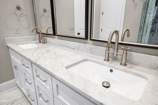 Building Photo - Stunning 4BE/3.5BA home in the heart of Gr...
