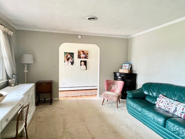 Building Photo - 3BD/ 2BA Brick Ranch in Lakeview Smith Terrace! Gorgeous Private Back Yard! Available NOW!