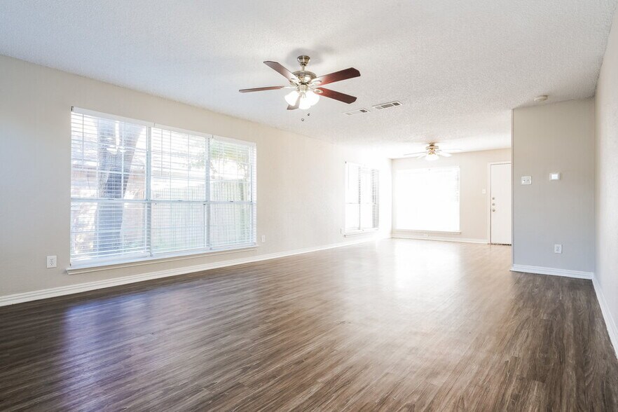 Building Photo - 2843 Red Oak Dr