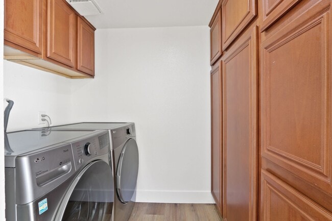 Building Photo - Rehabbed Newport Beach Townhome