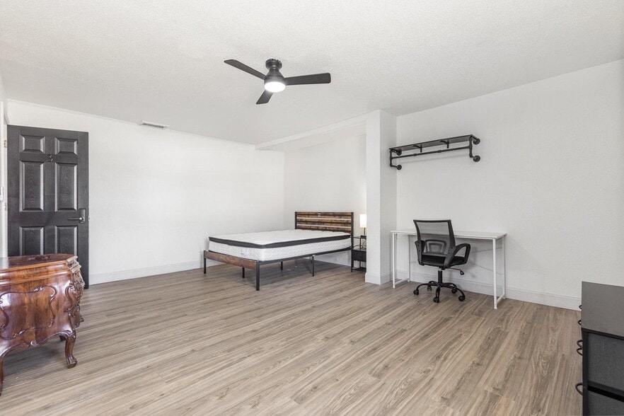 Building Photo - 733 Tarpon Ave