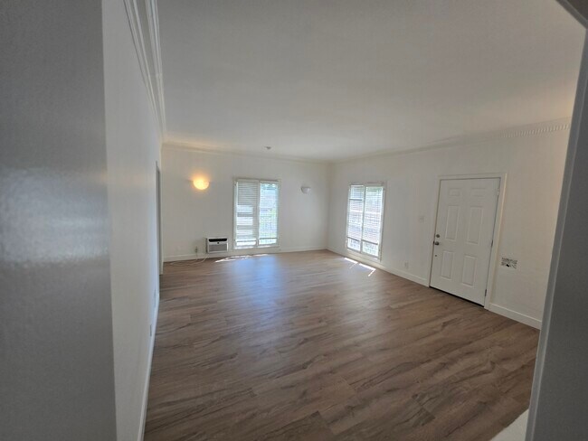 Living Room - 619 S Sweetzer Ave