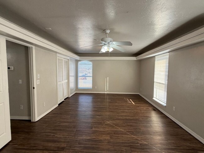 Building Photo - 3 bedroom 1.5 bath townhome - Bethany Schools