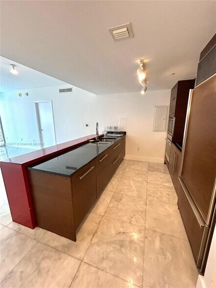 Building Photo - 475 Brickell Ave