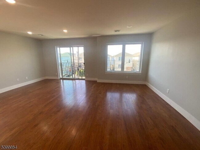 Building Photo - 68 Main St