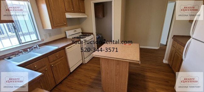 Building Photo - Irvington & Park - 4/2 baths with AC