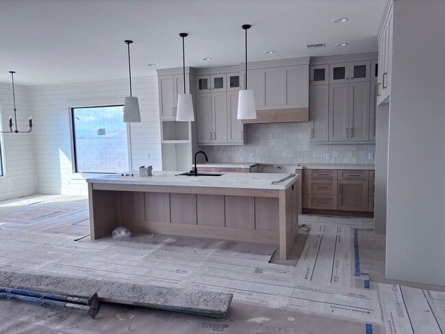 Building Photo - Luxury Living Near Sand Hollow – Spacious ...