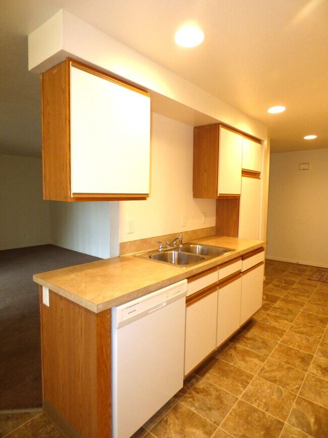 Building Photo - Rent Special: FREE June's Rent - 2 Bedroom 1 Bath Unit NE Salem!