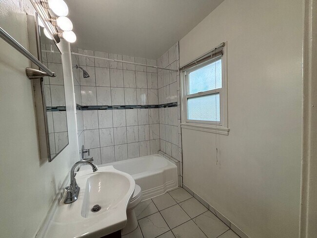 Building Photo - Glenoaks, 625-633 1/2