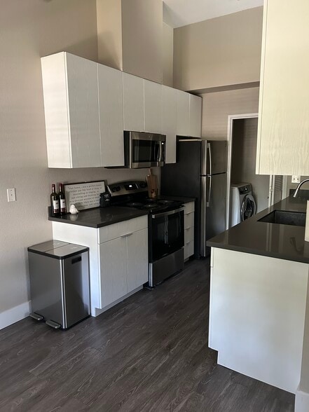 Building Photo - 6570 Cotton Wood Cir