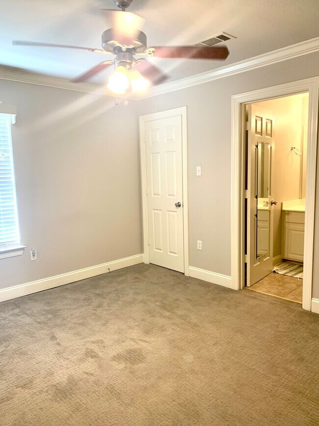 Building Photo - 2BR 2 1/2BA Condominium Denham Springs