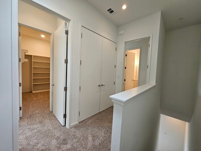 Building Photo - Minutes from Downtown, Uptown, Henderson, ...
