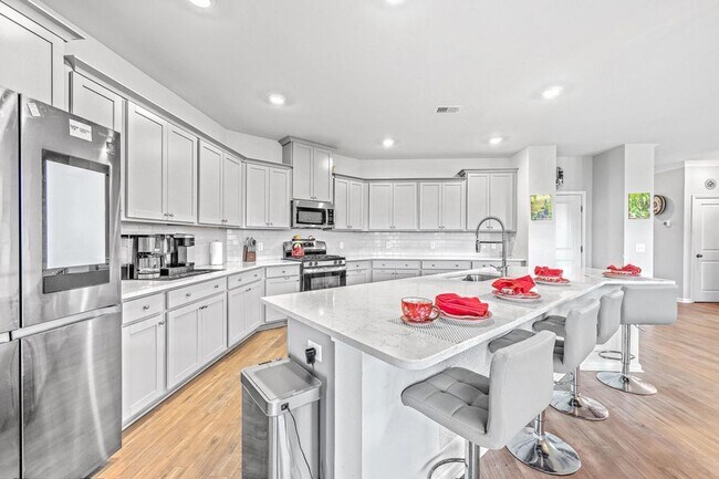 Building Photo - 6 Bedroom, 4.5 Bathroom Home in Cane Bay - Summerville