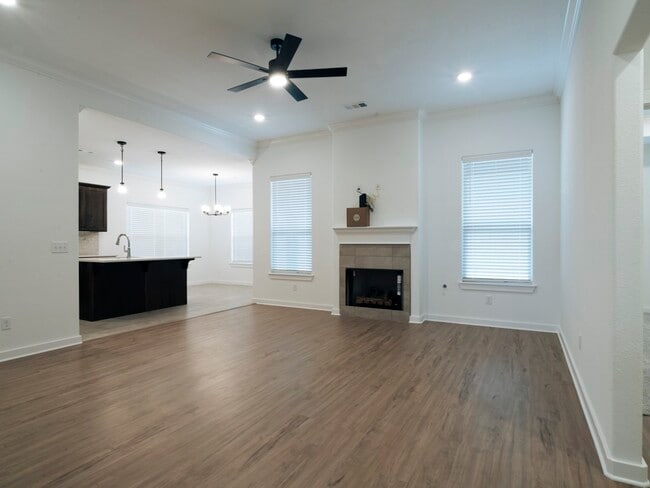 Building Photo - 441 Willow Dr