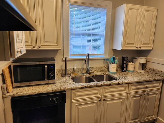Building Photo - Cozy Apartment located near UAMS!