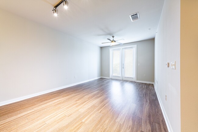 Building Photo - Amazing 1/1 Condo in Barton Springs. Beaut...