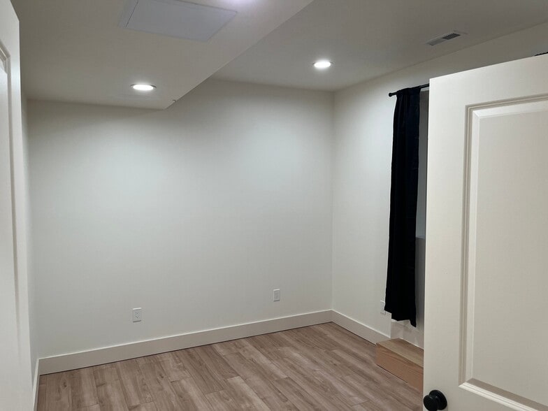 Building Photo - 818 W Mnr Crst Ln