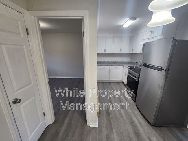 Building Photo - 1045 W Meadow Dr