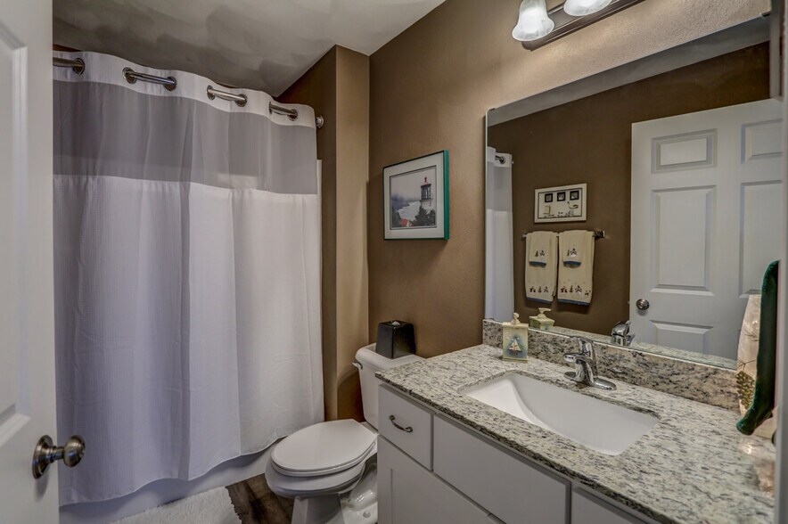 Main floor bathroom - 836 Thompson Drive