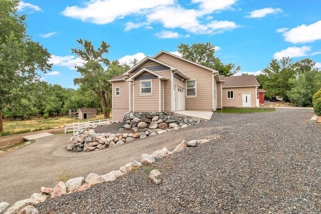 Building Photo - Beautiful & Spacious 4Bd 3.5Bath Home w/An...