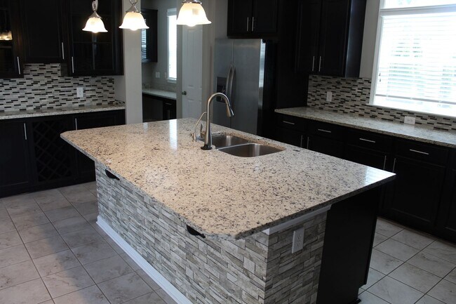 Building Photo - Absolutely Gorgeous 5 BR Estate Home in Br...