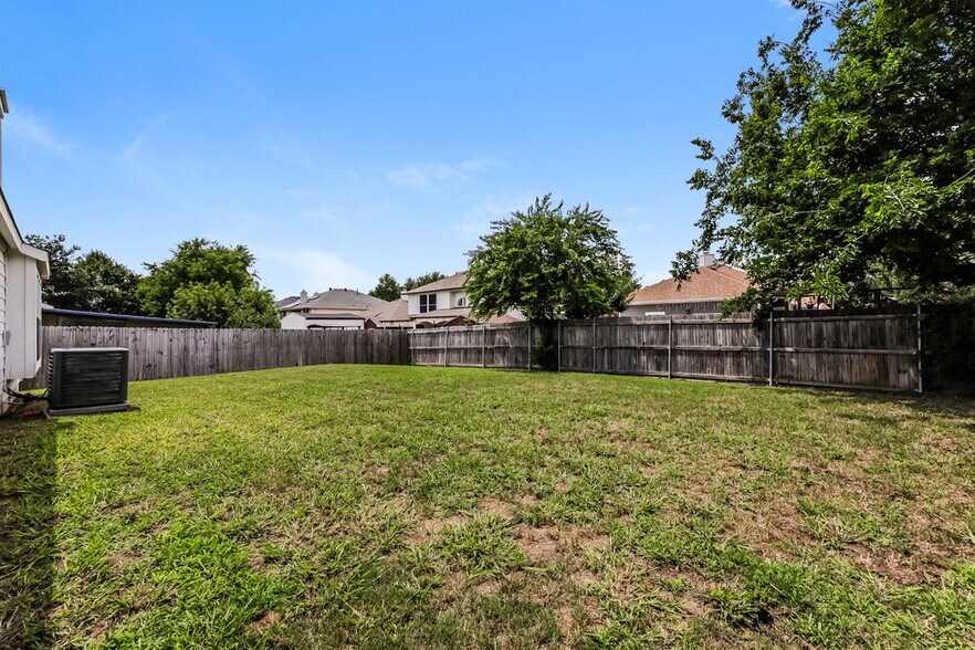 Building Photo - 6730 Meadowcrest Dr